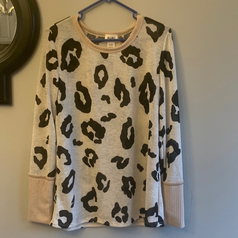 NWOT!  Cute Women’s Boutique Sweater, Size L